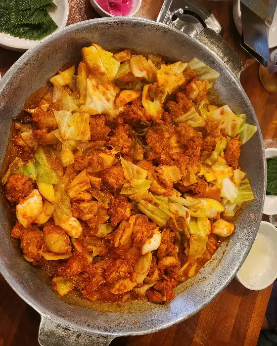 맛있게 익어가는 닭갈비와 채소