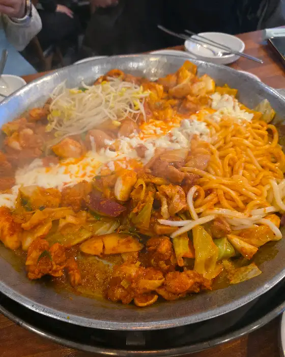 치즈와 닭갈비, 사리가 어우러진 모습