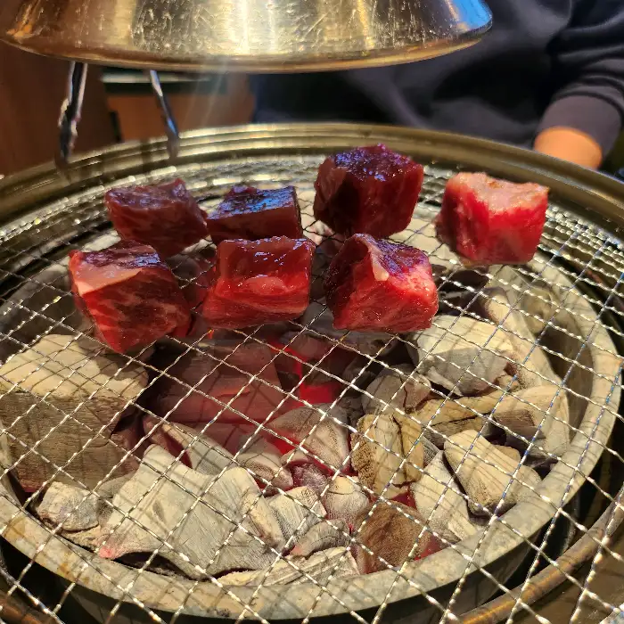 큐브 형태로 준비된 소고기 덩어리