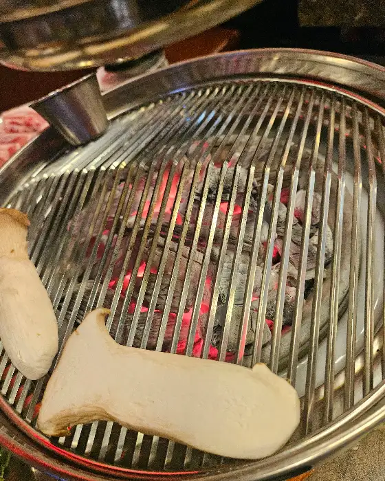 숯불 화로와 버섯