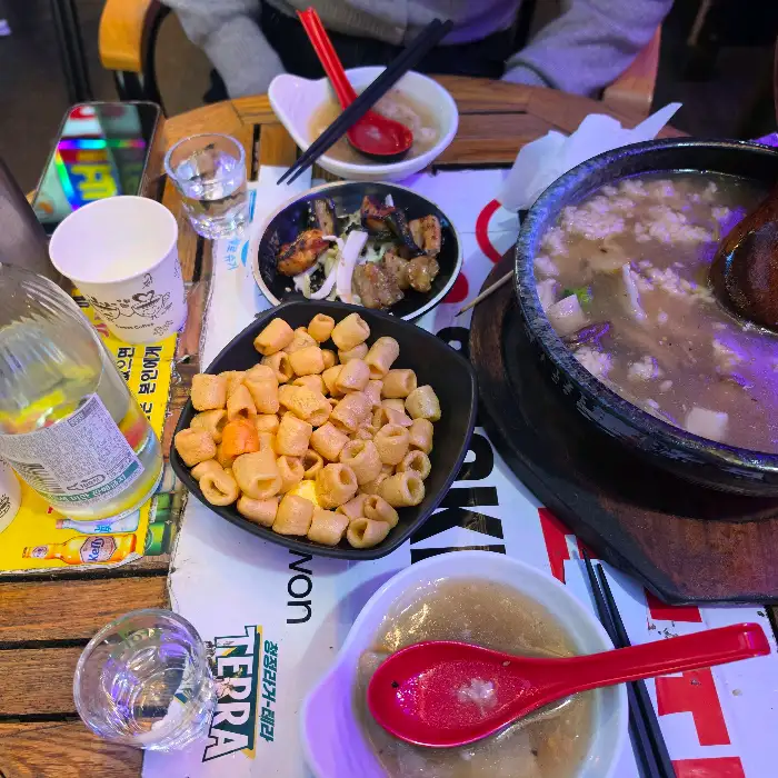 다양한 꼬치 종류가 담긴 접시