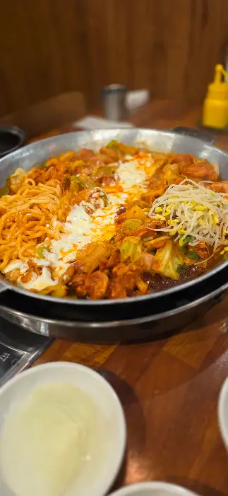 치즈가 듬뿍 올라간 닭갈비