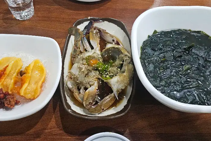 간장게장, 멍게, 미역국이 담긴 접시