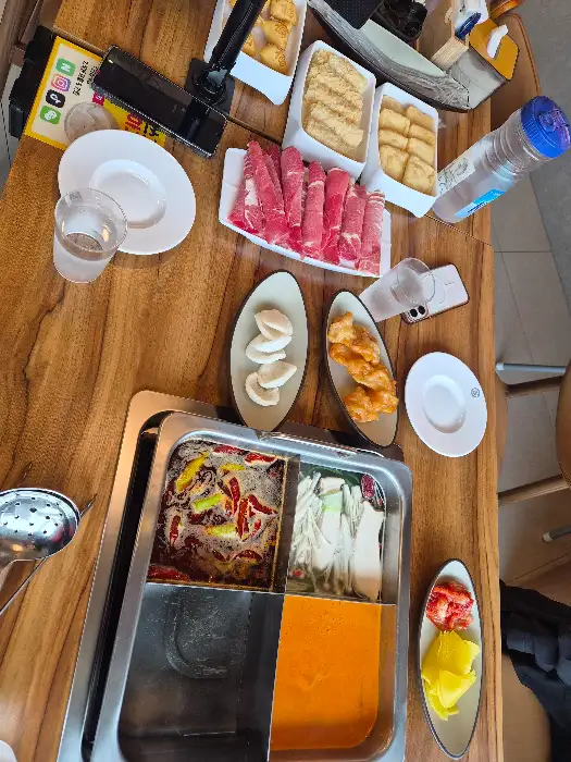 다양한 맛의 훠궈 육수와 준비된 재료들