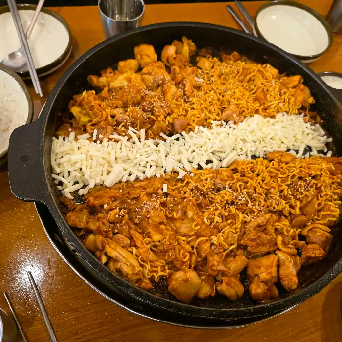 치즈와 닭갈비의 조화