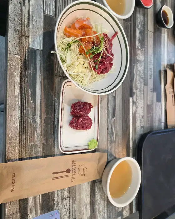 테이블에 놓인 음식 구성