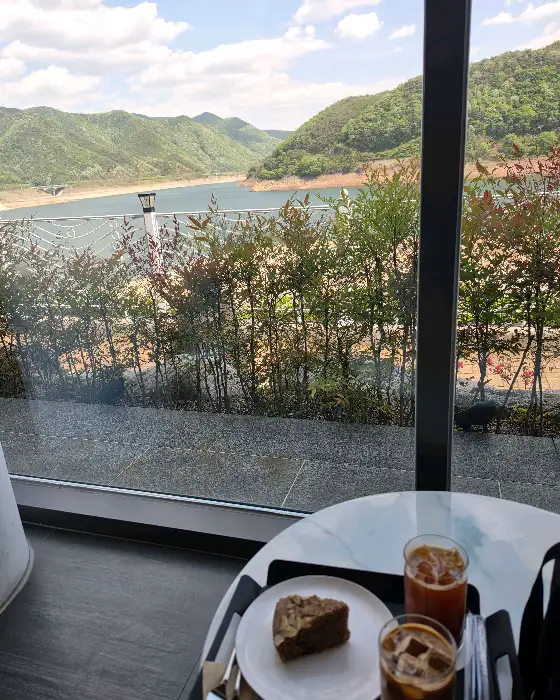 디저트와 음료, 그리고 창밖 풍경