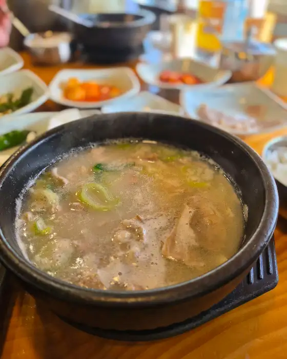 밥이 담긴 그릇과 국물