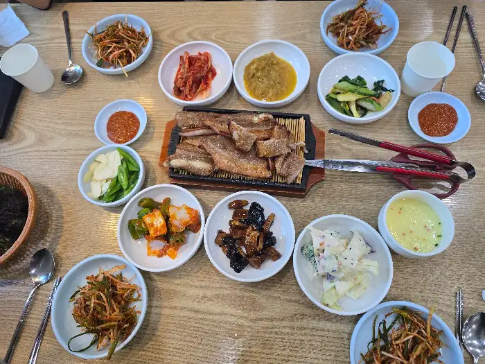 다양하고 정갈한 반찬들