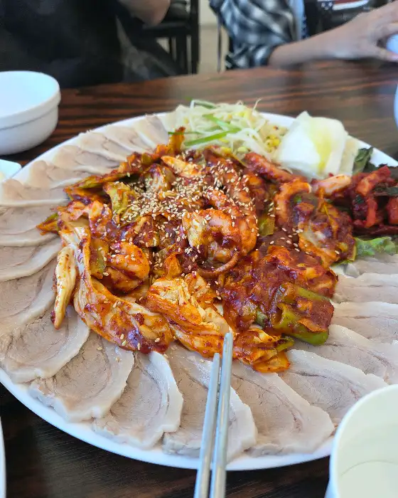 보쌈과 낙지볶음 클로즈업