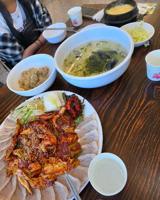 테이블 위 음식 파노라마