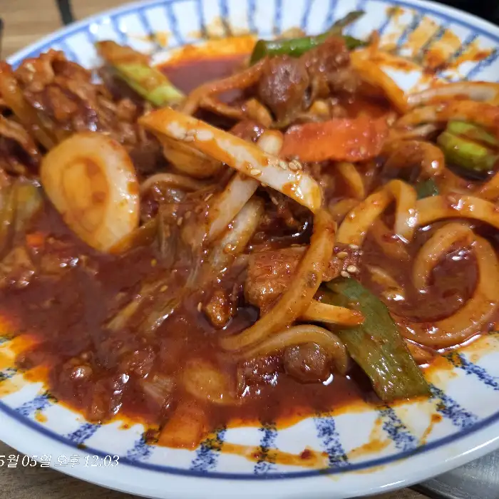 매콤하게 양념된 볶음 요리