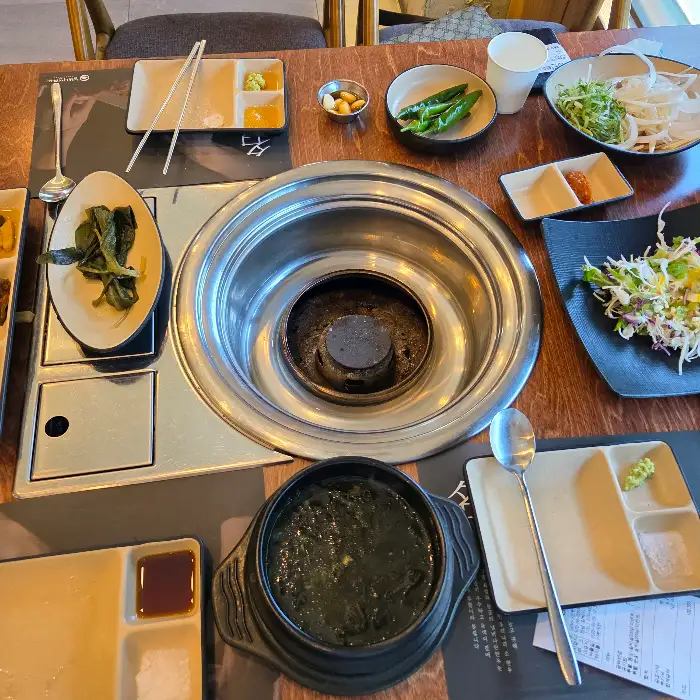 테이블 세팅된 식사 모습