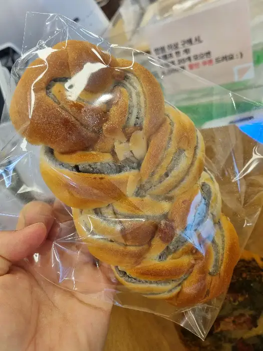 꽈배기 모양의 달콤한 빵
