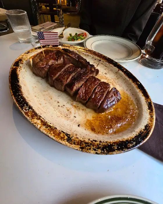 잘 썰어진 티본 스테이크