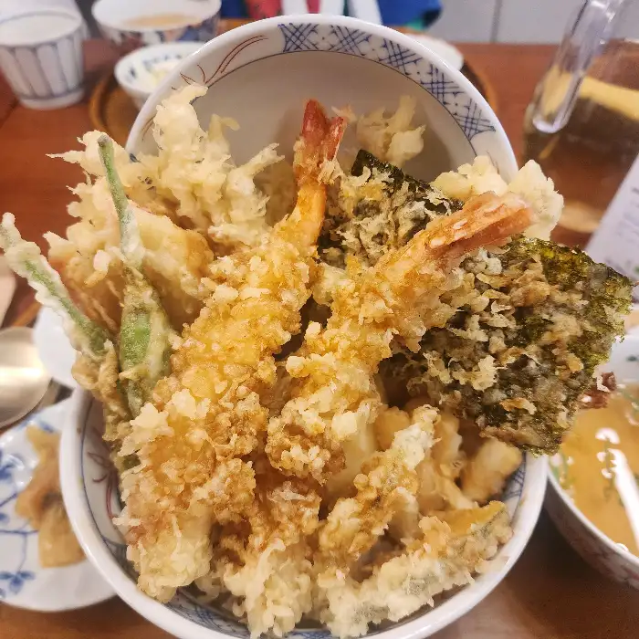 에비텐동의 단면과 밥
