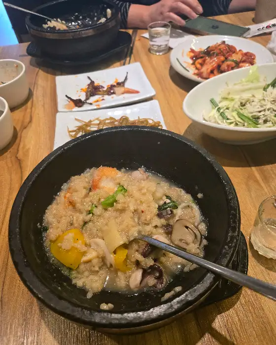 누룽지탕을 덜어낸 후의 모습, 밥알과 해물이 섞여 있다.
