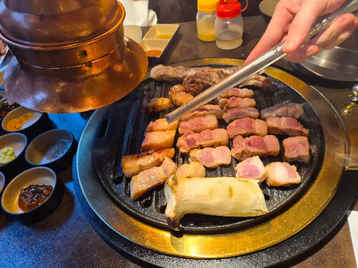 직원분이 고기를 굽는 모습