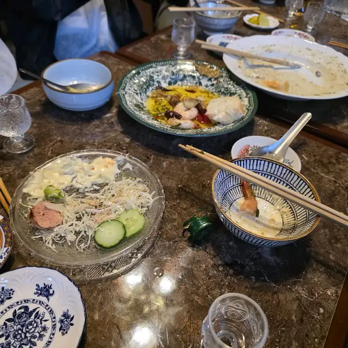 테이블 위에 놓인 여러 접시의 음식 흔적