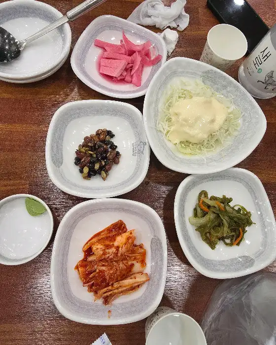다양한 밑반찬과 볶음밥