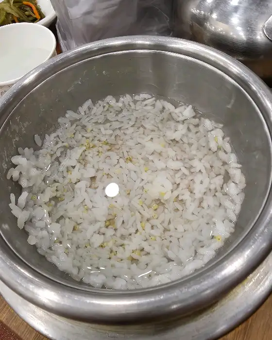 누룽지 숭늉을 만들기 위한 솥밥
