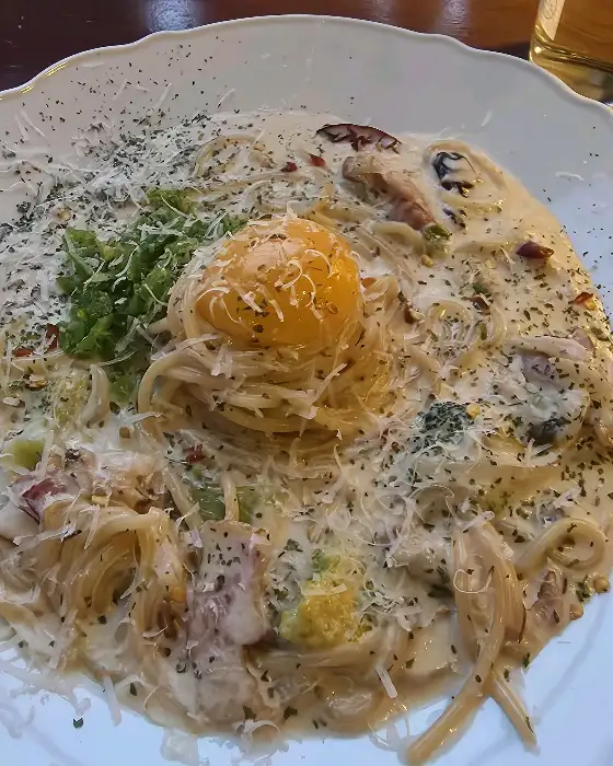 크림 파스타와 계란 노른자