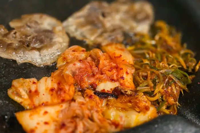 잘 익은 김치와 콩나물무침을 곁들인 고기