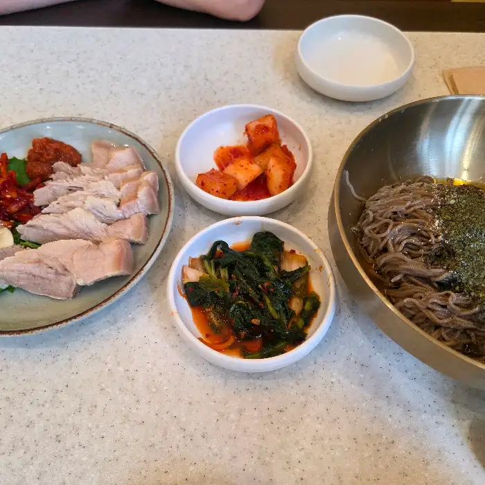 보쌈과 김치, 메밀면이 함께 나온 상차림