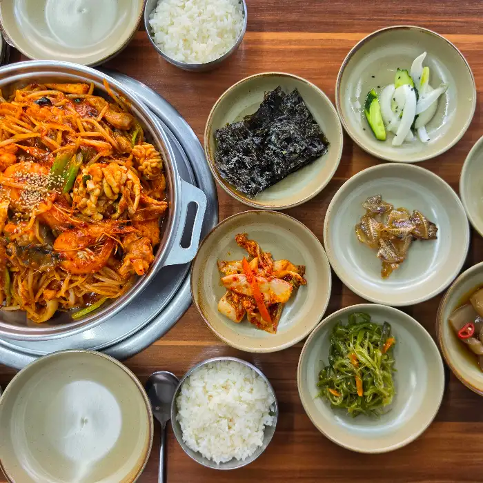 아구찜과 곁들임 반찬