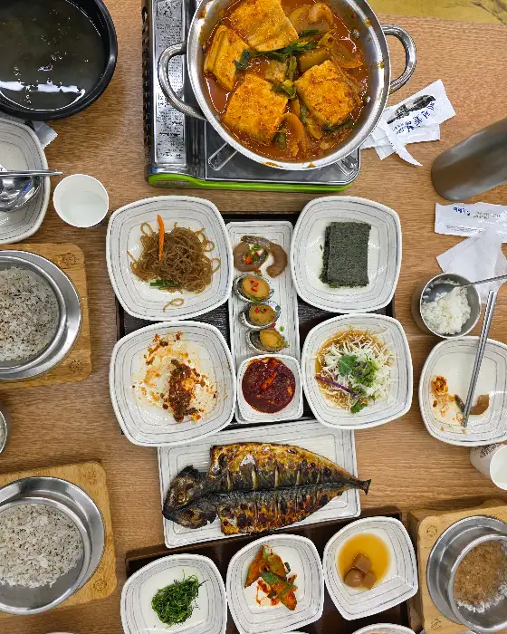 푸짐한 생선구이와 밥, 찌개
