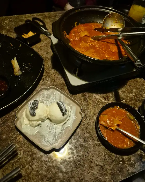 룸 안에서 즐기는 아이스크림과 전골