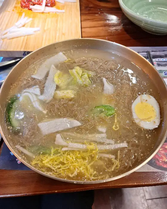 먹음직스러운 비빔냉면 한 그릇