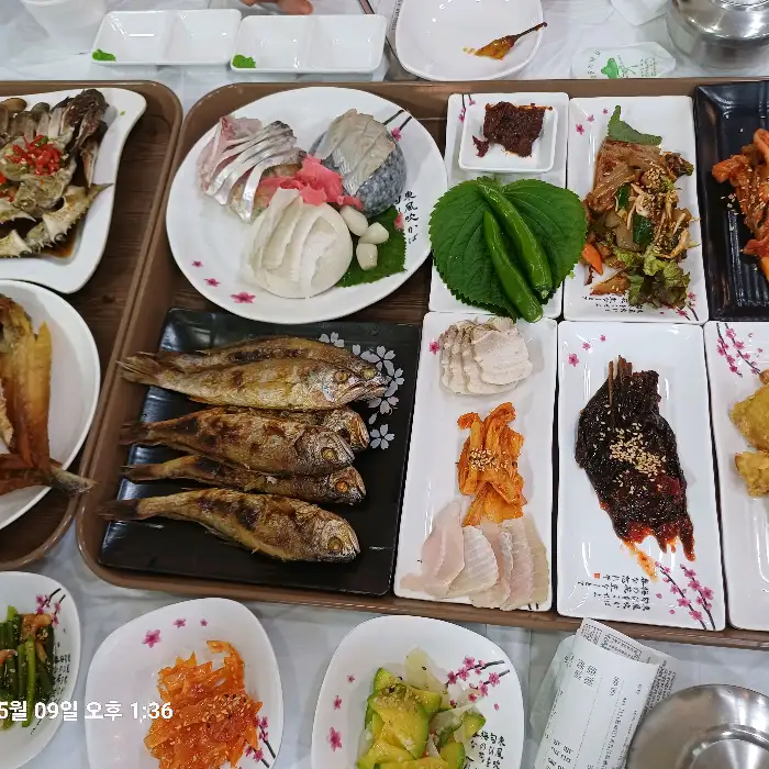 신선한 회와 다양한 반찬이 곁들여진 굴비정식