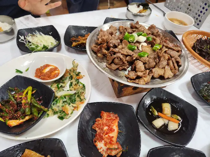 불고기와 곁들여 먹기 좋은 다양한 밑반찬들