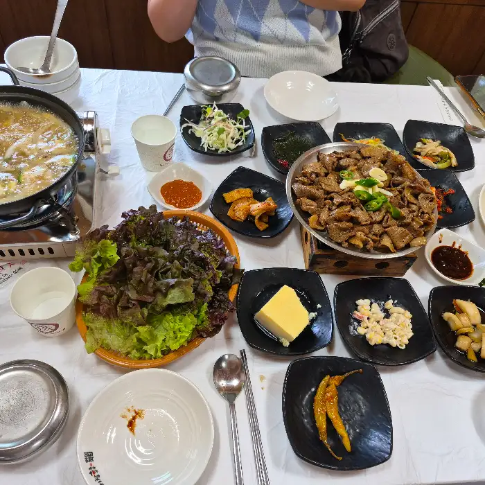 테이블 가득 차려진 푸짐한 한상차림