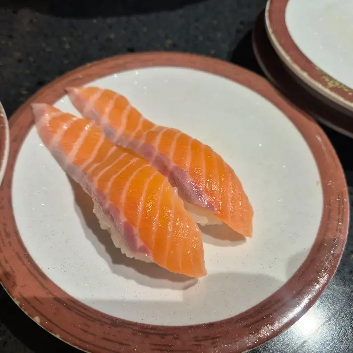 신선한 연어 초밥
