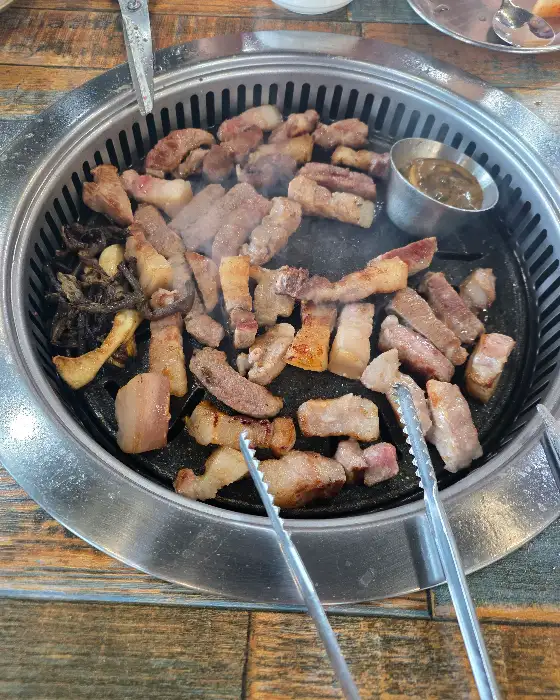 푸짐하게 불판을 채운 흑돼지