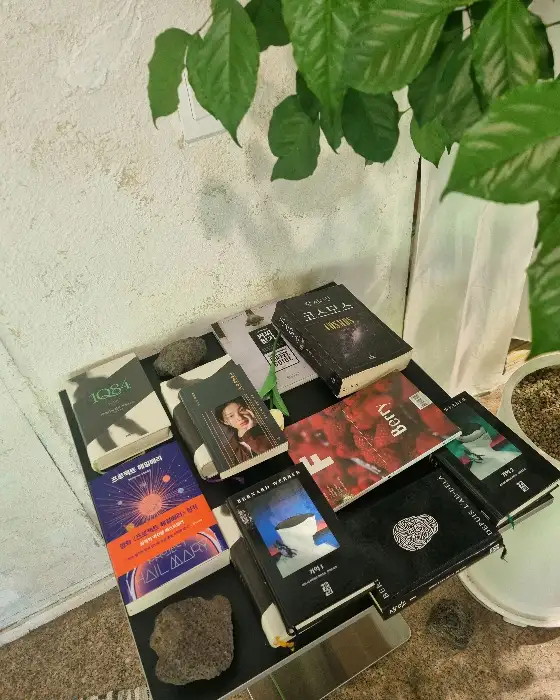 진한 흑임자 크림이 올라간 흑임자 라떼