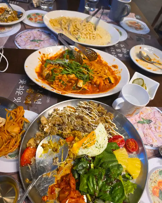 다양한 파스타 메뉴가 준비된 테이블