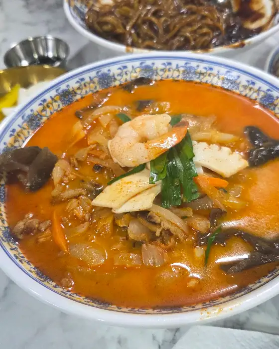 푸짐한 해산물이 담긴 짬뽕