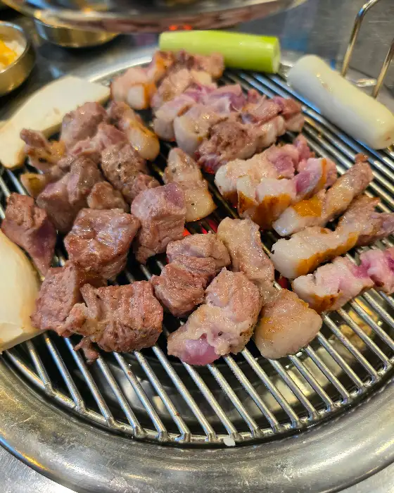 연탄불 위에서 맛있게 익은 고기 덩어리들