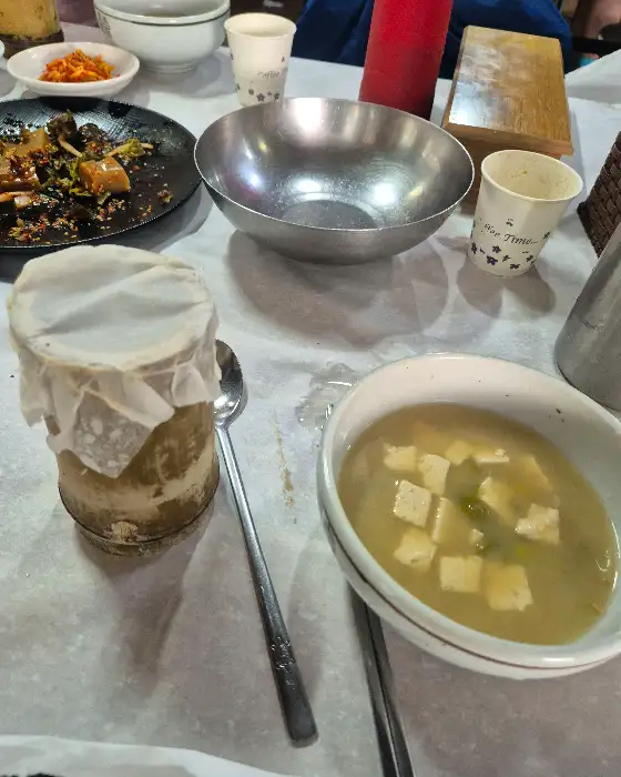 대나무 통에 담겨 나온 밥과 반찬들