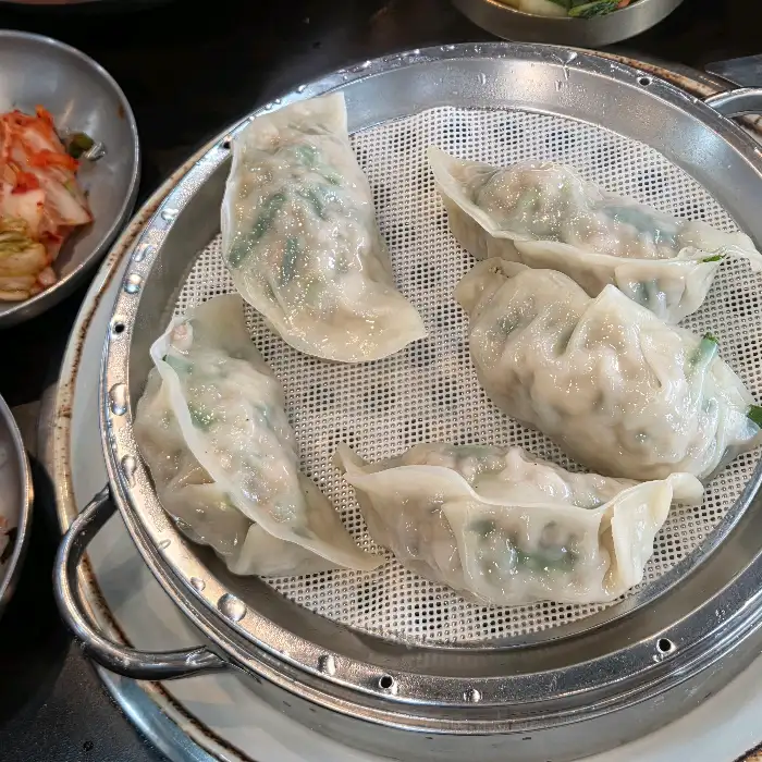 먹음직스러운 수제 만두