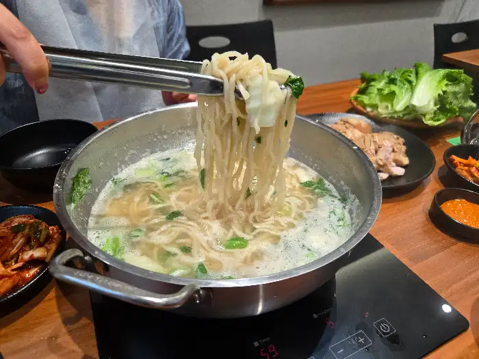 칼국수 면을 건지는 모습