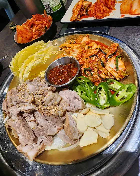 넓고 쾌적한 매장 내부와 테이블 모습