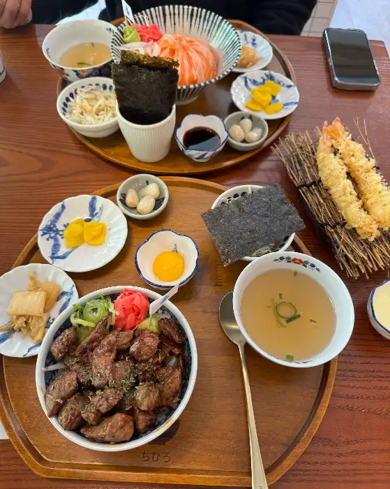 정갈하게 차려진 덮밥 한상차림