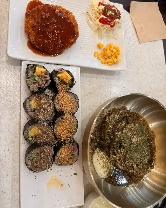 비빔소바와 함께 나온 김밥