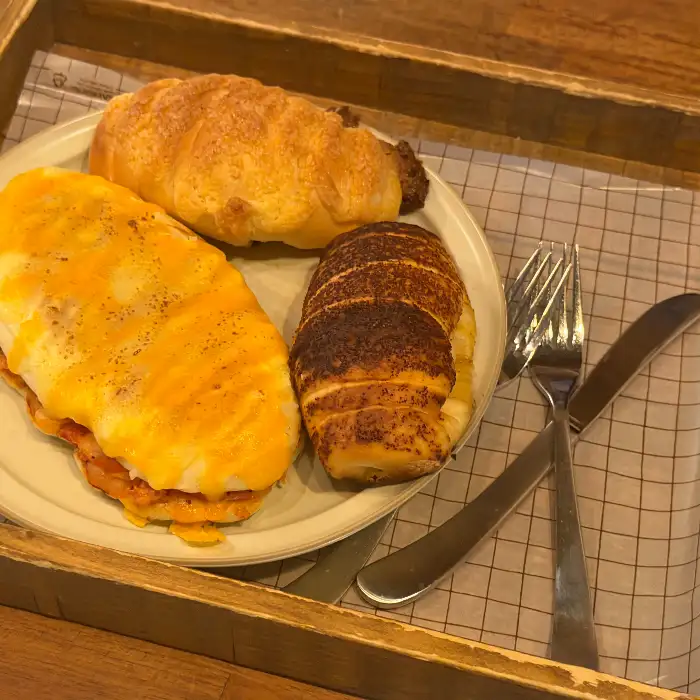 접시에 담긴 다양한 빵들