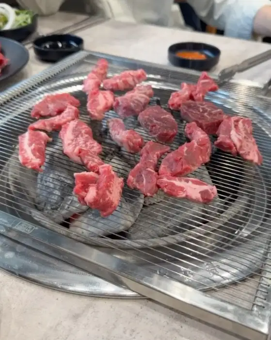 숯불 위에서 구워지고 있는 다양한 소고기 부위