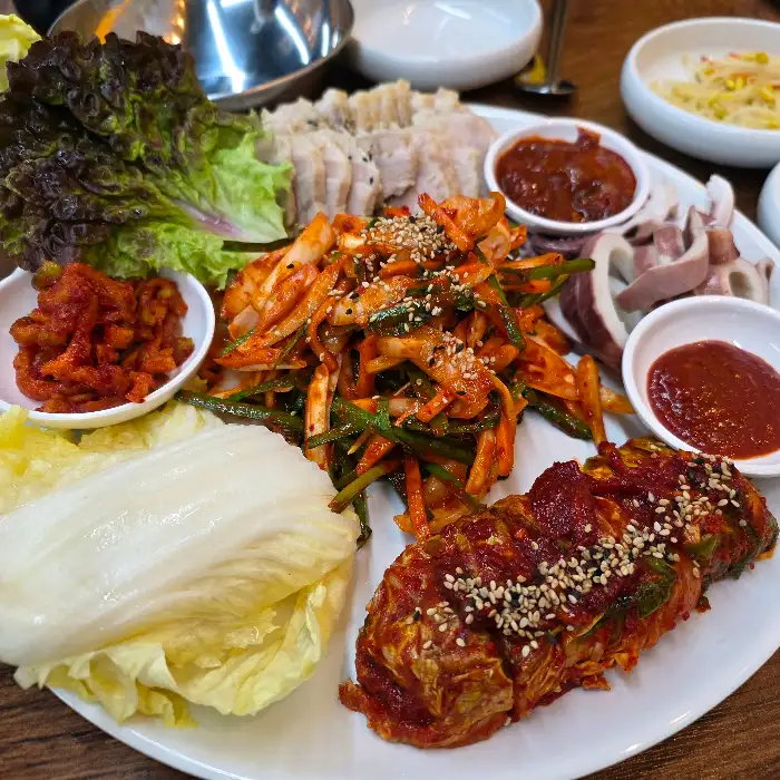 푸짐하게 차려진 보쌈과 오징어, 김치